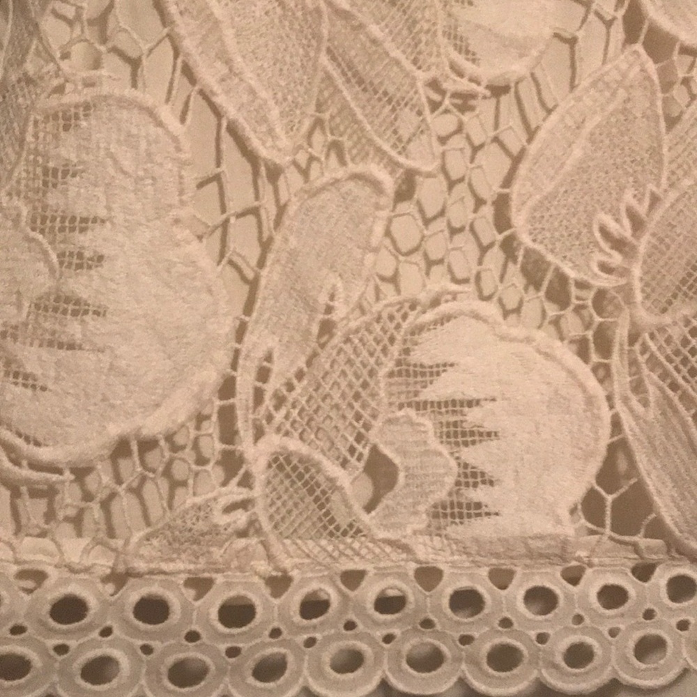 Lacey Shell Tank - Picture 2 of 4